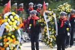 清明祭英烈 初心永不忘——郑州交警九大队联合郑州市实验小学举办清明节祭奠英烈活动 - 河南一百度