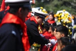 清明祭英烈 初心永不忘——郑州交警九大队联合郑州市实验小学举办清明节祭奠英烈活动 - 河南一百度