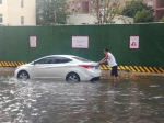 最美“摆渡人”！暴雨中，郑州这群人专往水里冲 - 河南一百度