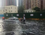 最美“摆渡人”！暴雨中，郑州这群人专往水里冲 - 河南一百度