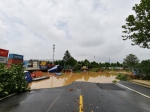 雨夜，郑州经开第十一大街路面积水1米深，被冲刷塌方50多米 - 河南一百度