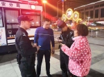 女乘客偷偷顺走大巴车司机手机，去火车站乘车时被郑州特警抓个正着 - 河南一百度