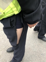 男子不服郑州交警执法，竟当街撕烂交警裤子 - 河南一百度