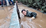 寒冬中，郑州一抢修工跳入齐胸深水中，用双脚拧紧漏水阀门 - 河南一百度