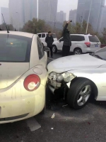 疑因公交车“漏油”致多车相撞，郑州交警最新通报来了 - 河南一百度