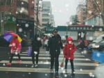 雪中美景！雨雪中他摔倒后依然爬起来护送学生学生走不完他们不撤岗 - 河南一百度