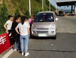 停车扔垃圾、睡在高速上、带儿子高速练车……五一假期这些河南奇葩司机都上高速了 - 河南一百度