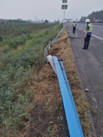 雨天路滑一货车冲下高速，河南高速交警发布紧急提醒 - 河南一百度