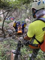 好险!男子攀爬嵩山明月峰时坠崖被困“鬼道” 7小时后被救援人员找到抬下山 - 河南一百度