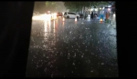 突然强降雨，有市民措手不及躲小区门口帐篷避雨 - 河南一百度