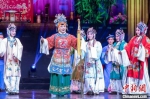 　图为2023年“欢乐春节”启动仪式后的文艺演出，豫剧表演艺术家演出豫剧经典选段。　程航 摄 - 中国新闻社河南分社