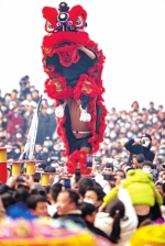 浚县千年古庙会热情重启 “中国式狂欢节”社火表演引万人空巷 - 河南一百度