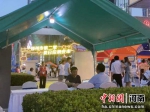 郑州市第二季“夏日招聘夜市”首场招聘会现场 范晓恒 摄 - 中国新闻社河南分社